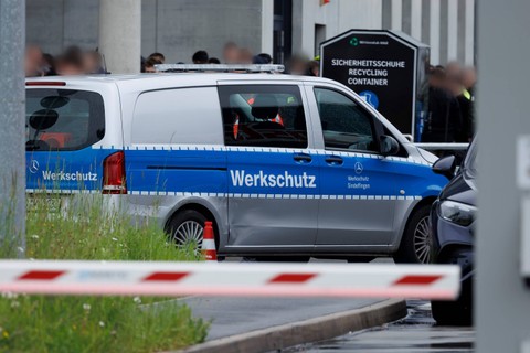 Kendaraan darurat polisi berdiri di pabrik Mercedes-Benz. Foto: Julian Rettig/via REUTERS