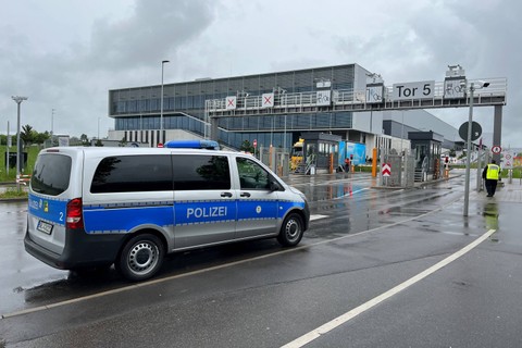 Kendaraan darurat polisi berdiri di pabrik Mercedes-Benz. Foto: Julian Rettig/via REUTERS