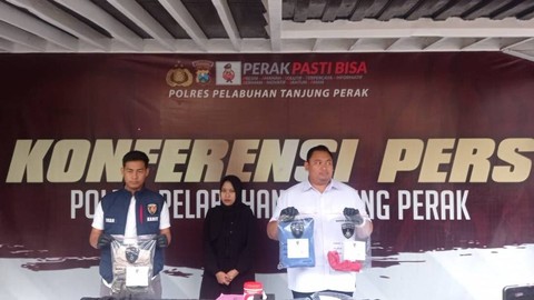 Kasat Reskrim Polres Pelabuhan Tanjung Perak Surabaya, AKP Arief Ryzki Wicaksana saat menyampaikan kasus pembunuhan di Gudang Peluru Kedung Cowek, Surabaya. Foto: Farusma Okta Verdian/kumparan
