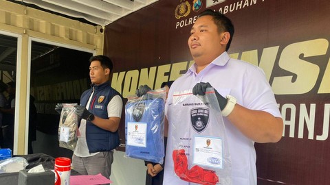 Kasat Reskrim Polres Pelabuhan Tanjung Perak Surabaya, AKP Arief Ryzki Wicaksana saat menyampaikan kasus pembunuhan di Gudang Peluru Kedung Cowek, Surabaya. Foto: Farusma Okta Verdian/kumparan