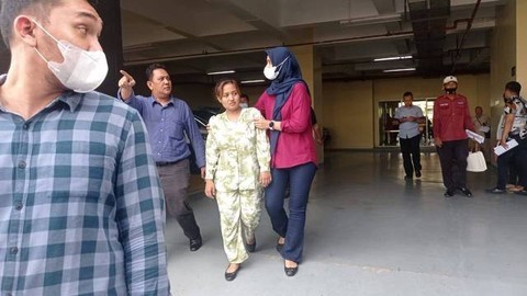 Tersangka kasus penistaan agama Lina Mukherjee saat digiring tim Ditreskrimsus Polda Sumsel, Foto : Abdul Toriq/Urban. Id