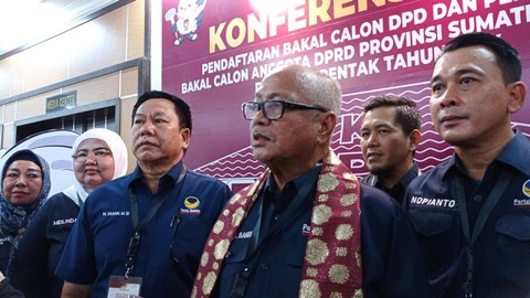 Sekretaris DPW NasDem Sumsel Syamsul Bahri  bersama pengurus DPW NasDem Sumsel usai menyerahkan 75 berkas Bacaleg ke KPU Sumsel, Foto : Abdul Toriq/Urban Id