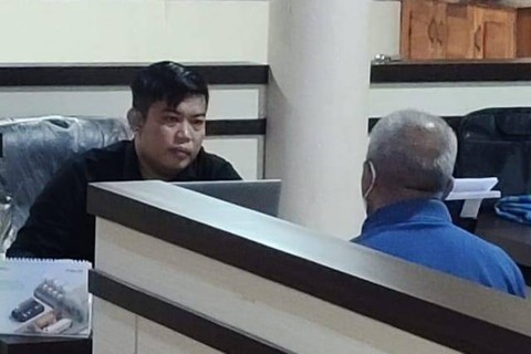 Anggota DPRD PKS di Kabupaten Sidrap inisial HA (baju biru), diperiksa polisi terkait narkoba. Foto: Dok. Sidrap
