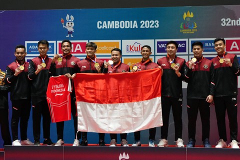 Selebrasi Tim bulu tangkis putra Indonesia usai menang melawan Malaysia pada partai final nomor beregu putra SEA Games 2023 di Morodok Techo Badminton Hall, Phnom Penh, Kamboja, Kamis (11/5/2023). Foto: Cindy Liu/REUTERS