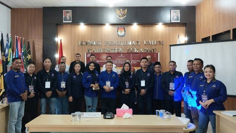 Foto bersama usai penyerahan dokumen pendaftaran bacaleg NasDem ke KPU Kabupaten Sekadau. Foto: Dina Mariana/Hi!Pontianak