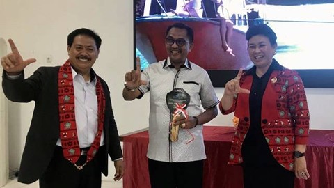 Kepala Perpustakaan Nasional (kiri), Muhammad Syarif Bando saat berada di Kabupaten Kepulauan Sitaro.