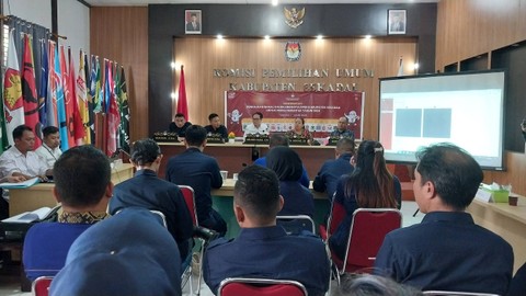 NasDem Sekadau menyerahkan dokumen pendaftaran bacaleg ke KPU Kabupaten Sekadau. Foto: Dina Mariana/Hi!Pontianak