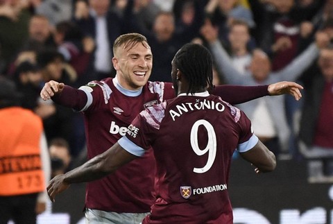 Michail Antonio dari West Ham United merayakan gol kedua mereka dengan Jarrod Bowen saat pertandingan Liga Konferensi Eropa di Stadion London, London, Inggris. Foto: Tony Obrien/Reuters