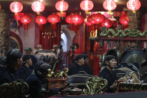 Sejumlah pengrawit memainkan gamelan mengiringi pentas wayang kulit oleh dalang Ki Rudi Gareng dengan lakon Sesaji Raja Suya di klenteng Tjoe Hwie Kiong, Kota Kediri, Jawa Timur, Kamis (11/5/2023). Foto: Prasetia Fauzani/Antara Foto