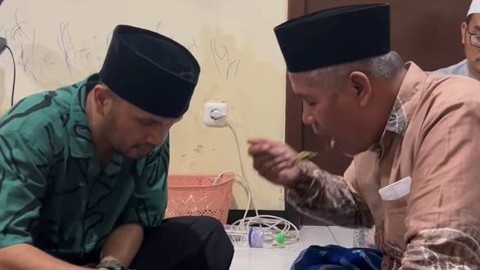 Ustaz Hanan Attaki menimba ilmu dari KH. Marzuqi Mustamar, ulama NU di Jawa Timur. Foto: Instagram/@Hanan_Attaki
