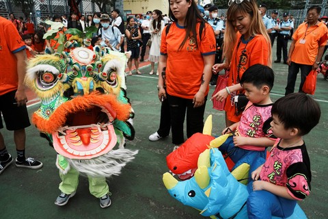 Sejumlah anak mengambil bagian pada perayaan festival Tin Hau di distrik Yuen Long, di Hong Kong, China 12 Mei 2023. Foto: Lam Yik/Reuters