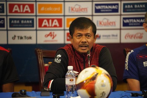 Pelatih Timnas U-22 Indonesia, Indra Sjafri, dalam konferensi pers jelang semifinal SEA Games 2023 melawan Vietnam, di Olympic Stadium, Phnom Penh, Kamboja, Jumat (12/5). Foto: PSSI