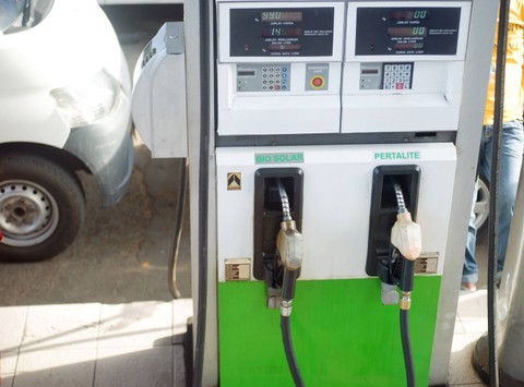 Ilustrasi solar. Foto: Ani Fathudin/Shutterstock