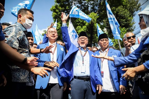 Ketua Umum Partai Amanat Nasional (PAN) Zulkifli Hasan bersama rombongan saat menyerahkan dokumen daftar bakal calon legislatif (bacaleg) kepada Ketua Komisi Pemilihan Umum (KPU) Hasyim Asy'ari di Gedung KPU, Jakarta, Jumat (12/5/2023). Foto: Jamal Ramadhan/kumparan