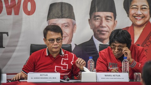 Ketua Tim Koordinasi Relawan Pemenangan Pilpres PDI Perjuangan (TKRPP - PDI Perjuangan) Ahmad Basarah (kiri) bersama Wakil Ketua TKRPP Adian Napitupulu (kanan) usai memberikan keterangan pers terkait koordinasi relawan pemenangan Pilpres 2024. Foto: ANTARA FOTO/Galih Pradipta