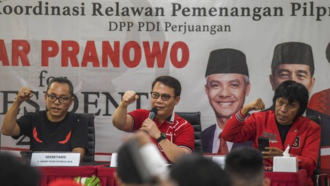 Ketua Tim Koordinasi Relawan Pemenangan Pilpres PDI Perjuangan (TKRPP - PDI Perjuangan) Ahmad Basarah (tengah) memberikan keterangan pers terkait tim koordinasi relawan pemenangan Pilpres 2024 di Jakarta, Jumat (12/5/2023). Foto: ANTARA FOTO/Galih Pradipta