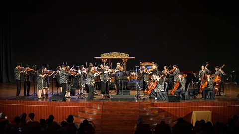 Konser kolaborasi antara Melbourne Symphony Orchestra dengan peserta Youth Music Camp di Auditorium Driyarkara Universitas Sanata Dharma Yogyakarta. Foto: Arif UT