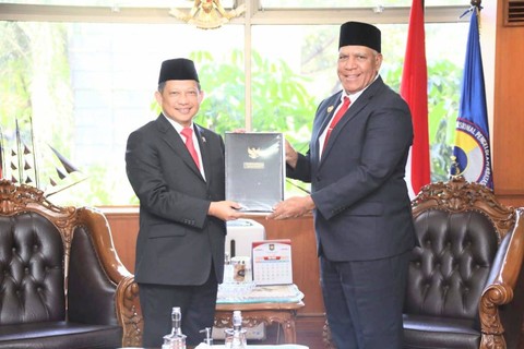 Mendagri Tito Karnavian menyerakan SK Keppres perpanjangan Komjen (Purn) Paulus Waterpauw sebagai Pj Gubernur Papua Barat di Kemendagri, Jumat (12/5). Foto: Kemendagri