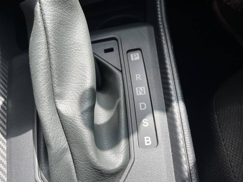 Transmisi CVT Daihatsu Ayla punya mode B dan S.  Foto: Aditya Pratama Niagara/kumparan