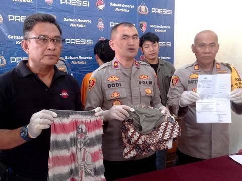 Kapolsek Palmerah Kompol Dodi Abdulrohim (tengah) menunjukan barang bukti dari kasus pemuda di Jakbar Aniaya Pacar Baru Mantannya hingga Tewas. Foto: Dok. Istimewa