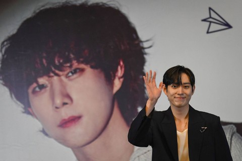Aktor Korea Selatan, Kim Young Dae melambaikan tangan ke arah para wartawan dalam konferensi pers sebelum acara jumpa fansnya di Jakarta, Sabtu (13/5/2023). Foto: ANTARA FOTO/Aditya Pradana Putra