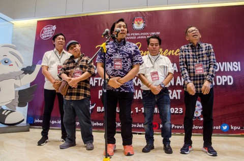 Komedian Alfiansyah alias Komeng memberikan keterangan pers saat pendaftaran Bakal Calon anggota DPD RI dari Jawa Barat di kantor KPU Jawa Barat, Bandung, Jawa Barat, Sabtu (13/5/2023). Foto: Novrian Arbi/ANTARA FOTO