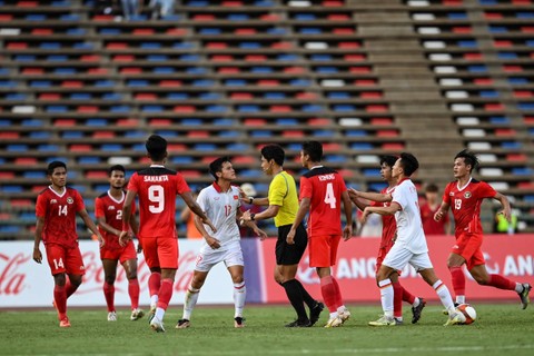 Timnas U-22 Indonesia melawan Vietnam pada pertandingan babak semifinal SEA Games 2023 di National Olympic Stadium, Phnom Penh, Kamboja, Sabtu (13/5/2023). Foto: Muhammad Adimaja/ANTARA FOTO