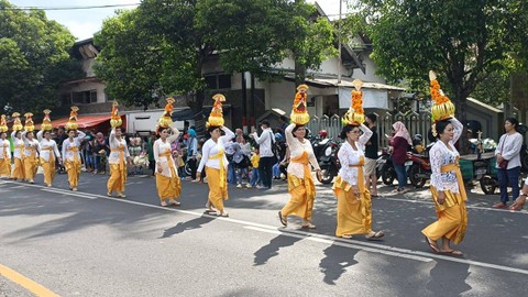 Parade budaya gabungan antara Kabupaten Jember, Jawa Timur, dengan Kabupaten Jembrana, Bali di Alun-alun Jember, Sabtu (13/5/2023). Foto: Pemkab Jember