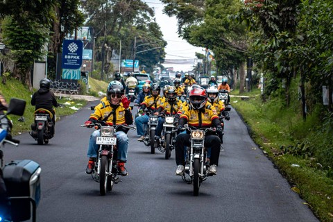 Ketum King BY Non, Ir Gunawan, memimpin rombongan di perjalanan touring ke Bandung. (foto: Eko Nurhadi/King BY Non)
