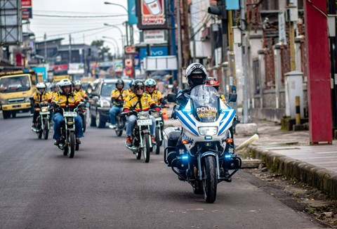 Perjalan touring ke Bandung dilakukan secara tertib di jalan raya oleh semua anggota klub. (foto: Eko Nurhadi/King BY Non)