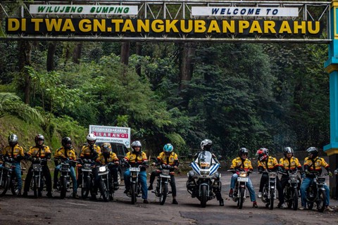 Rombongan King BY Non saat tiba di Tangkuban Perahu. (foto: Eko Nurhadi/King BY Non)