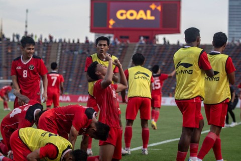 Pemain Timnas U-22 Indonesia Muhammad Ferarri (tengah) melakukan selebrasi bersama rekannya mencetak gol ke gawang Vietnam pada pertandingan babak semifinal SEA Games 2023 di National Olympic Stadium, Phnom Penh, Kamboja, Sabtu (13/5/2023). Foto: Muhammad Adimaja/ANTARA FOTO