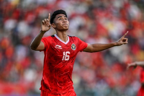 Pemain Timnas U-22 Indonesia Muhammad Ferarri melakukan selebrasi usai mencetak gol ke gawang Vietnam pada pertandingan babak semifinal SEA Games 2023 di National Olympic Stadium, Phnom Penh, Kamboja, Sabtu (13/5/2023). Foto: Muhammad Adimaja/ANTARA FOTO