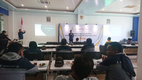 Sejumlah Badan Usaha Milik Desa (BUMDes) di Kecamatan Gayam, Bojonegoro, saat ikuti lokakarya dan studi banding ke Desa Ponggok, Kabupaten Klaten, Jawa Tengah. Sabtu (13/05/2023) (Foto: Dok Istimewa)