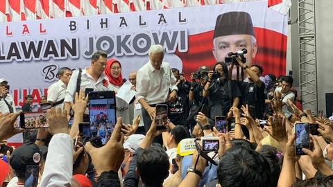 Bacapres Ganjar Pranowo tiba di halalbihalal bersama relawan Jokowi, Sabtu (13/5/2023). Foto: Paulina Herasmaranindar/kumparan