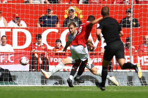 Pemain Manchester United Anthony Martial mencetak gol pertama mereka di Old Trafford, Manchester, Inggris, Sabtu (13/5/2023). Foto: Carl Recine/REUTERS