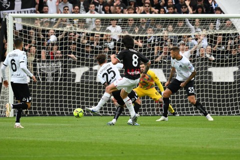 Pemain AC Milan Italia Sandro Tonali (tengah) menendang bola selama pertandingan sepak bola Serie A Italia di stadion Alberto-Picco di La Spezia, Sabtu (13/5/2023). Foto: Vincenzo PINTO/AFP