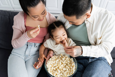 Ilustrasi anak makan popcorn. Foto: LightField Studios/Shutterstock