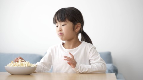 Ilustrasi anak makan popcorn. Foto: takayuki/Shutterstock