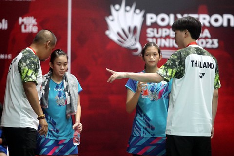 Para pelatih Banthongyord Thailand memberikan arahan kepada ganda putri Kodchaporn Chaichana/Pannawee Polyiam saat interval, dalam final beregu putri U-17 Polytron Superliga Junior 2023, melawan PB Jaya Raya di GOR Djarum, Magelang, Sabtu (13/5). Foto: Polytron Superliga Junior