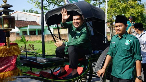Bupati Blora Arief Rohman, selaku Wakil Ketua Dewan DPW PKB Provinsi Jawa Tengah, saat mengantarkan bakal calon legislatif (Bacaleg) PKB Blora ke Kantor KPU setempat. Sabtu (13/05/2023). (Foto: Dok Istimewa)