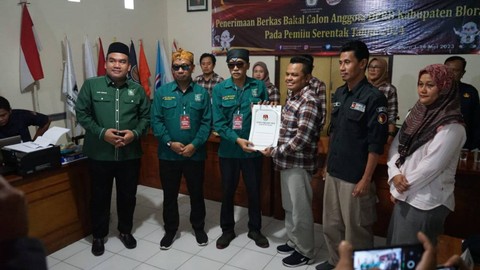 Ketua KPU Blora, saat foto bersama usai menerima pendaftaran bakal calon legislatif (Bacaleg) PKB Blora. Sabtu (13/05/2023). (Foto: Dok Istimewa)