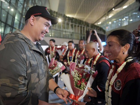 Menpora RI, Dito Ariotedjo, menjemput Tim Wushu yang kembali dari SEA Games 2023 Kamboja di Terminal 3 Bandara Soekarno-Hatta, Sabtu (13/5/2023). Foto: Kemenpora