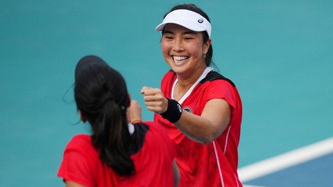 Aldila Sutjiadi dan Jessy Rompies saat membela tim tenis Indonesia di nomor beregu putri pada SEA Games 2023 di Morodok Tennis Complex, Phnom Penh, Kamboja, 9 Mei 2023. Foto: REUTERS/Cindy Liu