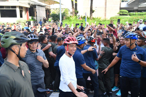 Presiden Joko Widodo saat bersepeda di kawasan hari bebas kendaraan bermotor atau car free day (CFD) Sudirman-Thamrin, Jakarta, pada Minggu, 14 Mei 2023.  Foto: Rusman/Biro Pers Sekretariat Presiden