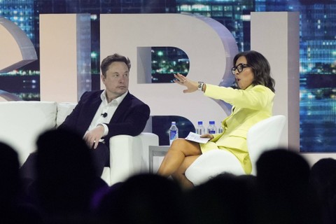 CEO Twitter Elon Musk (kiri) berbicara dengan Linda Yaccarino, ketua periklanan dan kemitraan global untuk NBC di Miami Beach, Fla pada Selasa 18 April 2023. Foto: Rebecca Blackwell/AP Photo