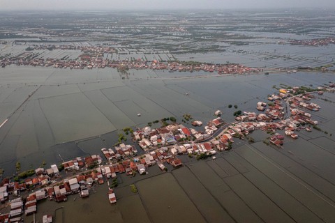 Foto udara kondisi permukiman warga yang terdampak rob di Desa Tugu, Kecamatan Sayung, Kabupaten Demak, Jawa Tengah, Minggu (14/5/2023). Foto: Aji Styawan/ANTARA FOTO