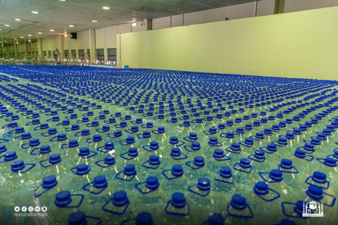 Botol berisi air zamzam di Pusat pembotolan  air zamzam di Arab Saudi. Foto: Twitter/@ReasahAlharmain