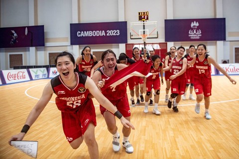 Tim basket putri Indonesia melakukan selebrasi usai mengalahkan tim basket Singapura pada pertandingan Basket 5X5 SEA Games 2023. Foto: Muhammad Adimaja/ANTARA FOTO