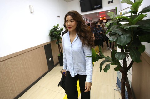 Aktor Ari Wibowo bersama istrinya Inge saat menjalani sidang mediasi di Pengadilan Negeri Jakarta Selatan, Jakarta, Senin, (15/5/2023).  Foto: Agus Apriyanto